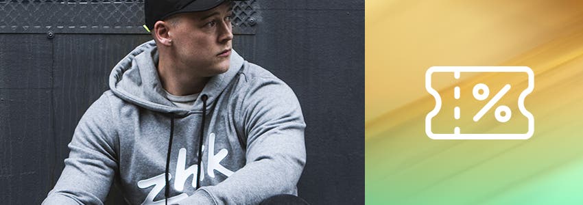 Homme en sweat à capuche Zhik