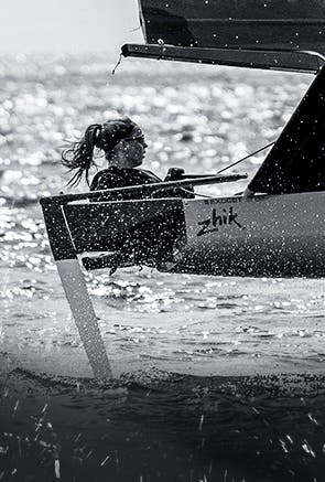 Femmes naviguant sur un dériveur Zhik