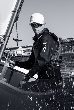 Homme portant un équipement de voile Zhik