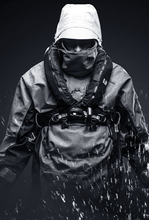 Marin portant des vêtements hauturiers Zhik