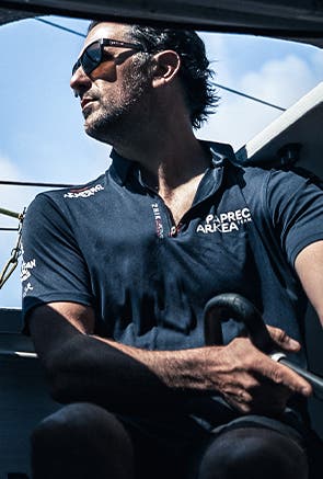 Homme portant une veste de voile Zhik