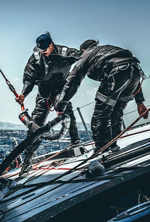 Femmes faisant de la voile
