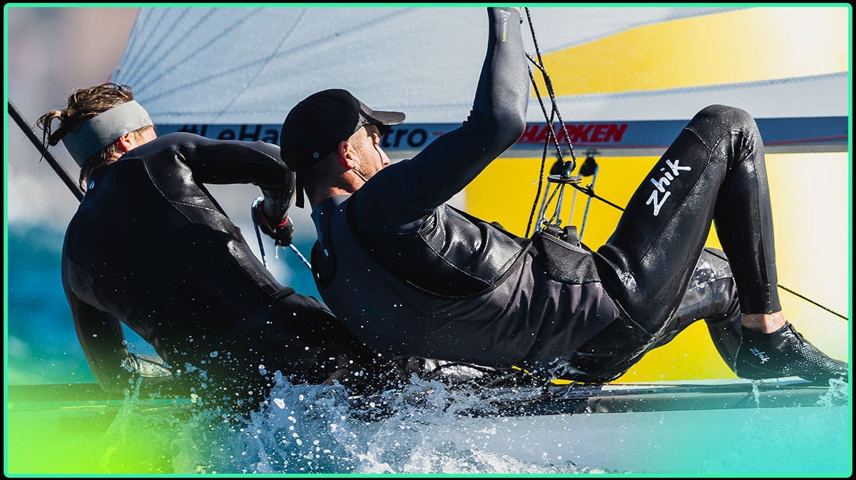 Athlètes Zhik portant des combinaisons en Yulex