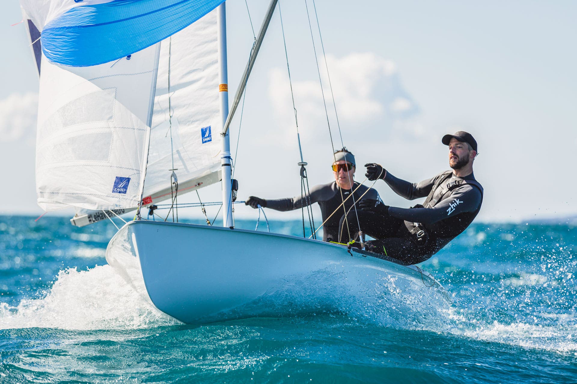 L'équipe Zhik dans un dériveur
