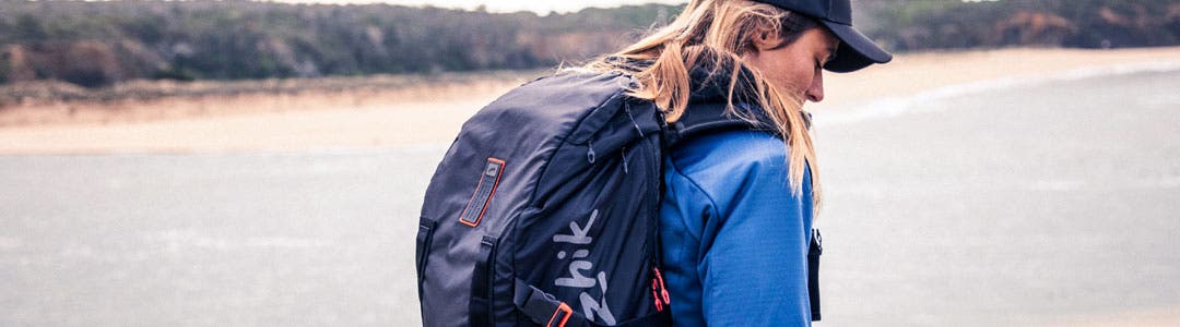 Femme avec un sac étanche Zhik